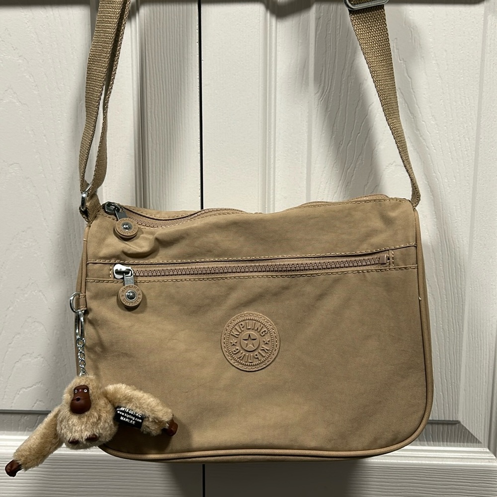 NWOT Kipling Callie, nice neutral color that goes with everything in spring!